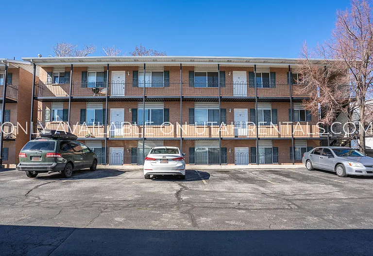 166 N 400 W #21 — Photo 18