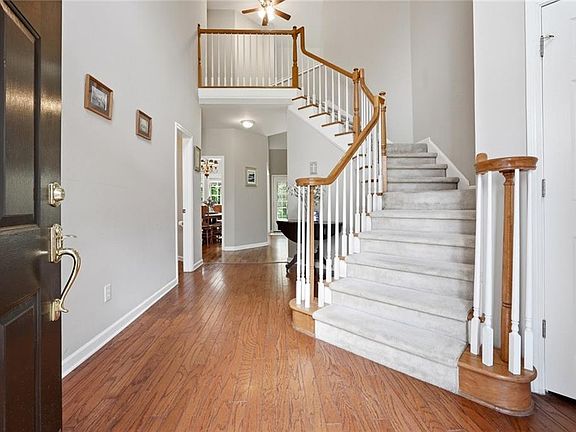 3rd image of 3848 Laurel Dr NW