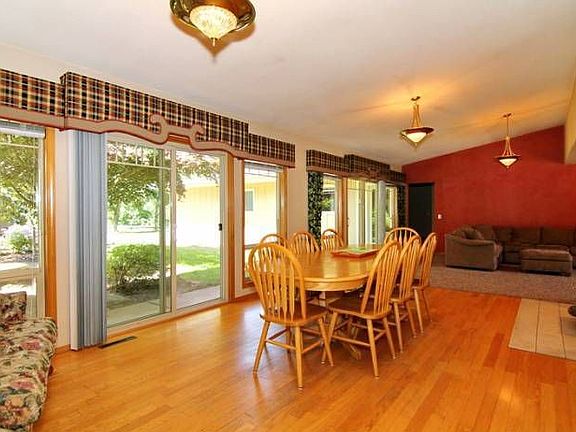 Huge Dining Rm