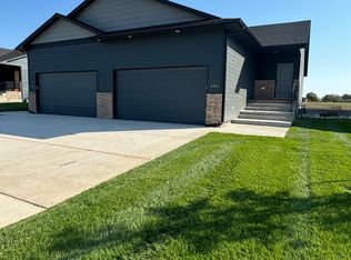 686 Long Path Ct, Goddard, KS 67052