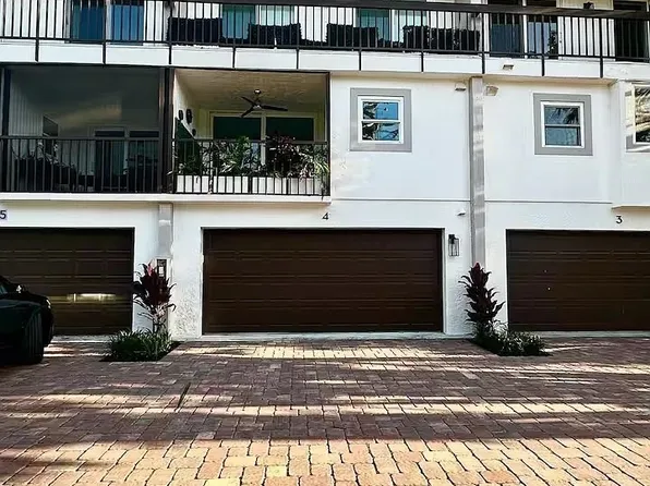 995 9th Ave S APT 4, Naples, FL 34102