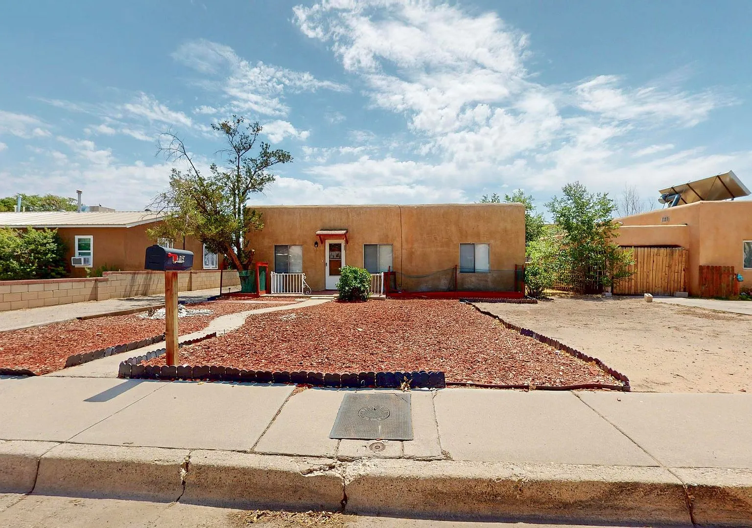 Near North Valley Pueblo 2 Bedroom 1 Bath With Garage — Photo 2