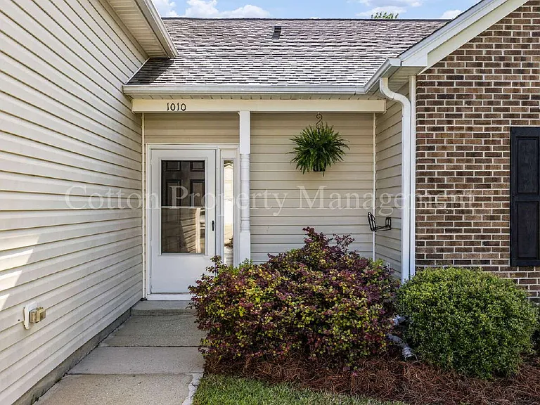 1010 Winterberry Cir — Photo 3