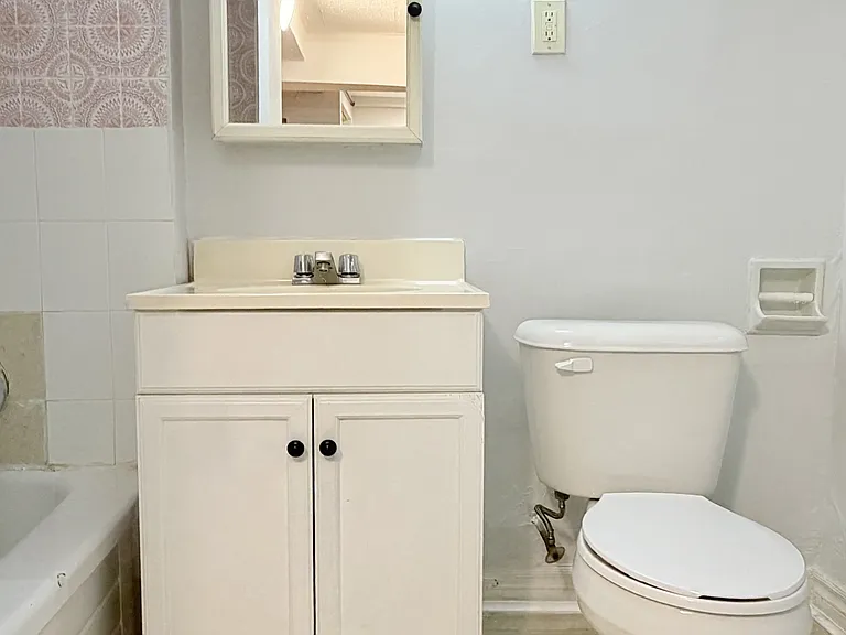 1441 Wyandotte St E #14 — Photo 10