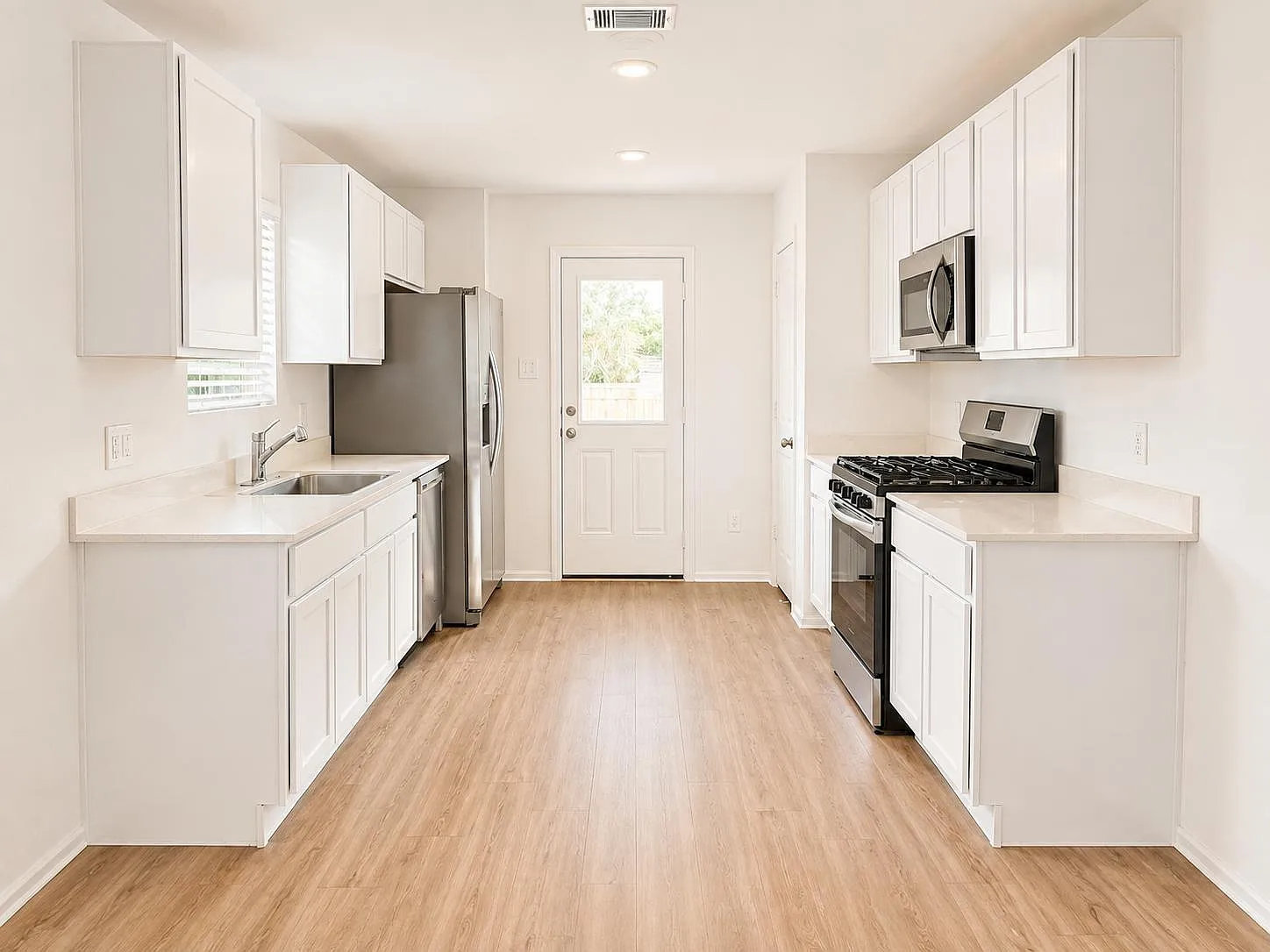 3 bed, 2.0 bath, 1350 sqft, $1,700 — Photo 4