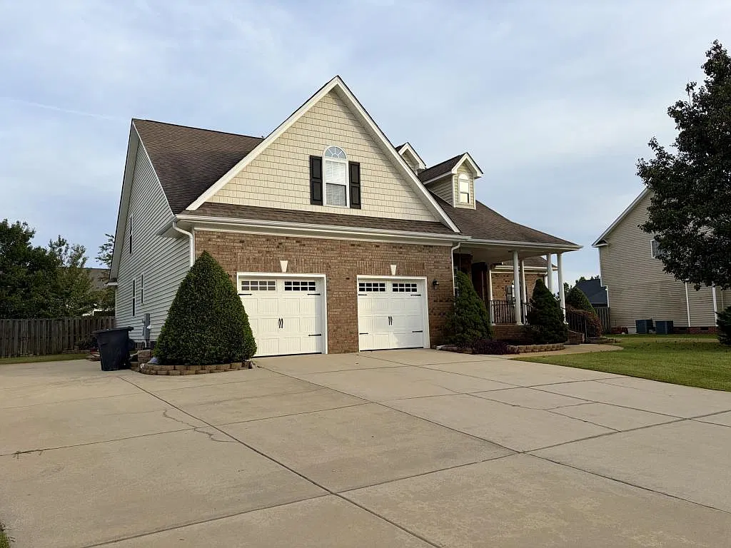 809 Wroxham Ln — Photo 2