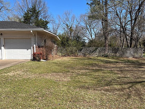 3rd image of 201 NW Rose Ln