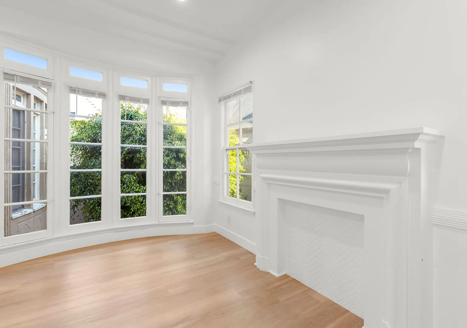 (El/Eu/Yo:B) 141-143 S. Crescent Drive — Photo 4