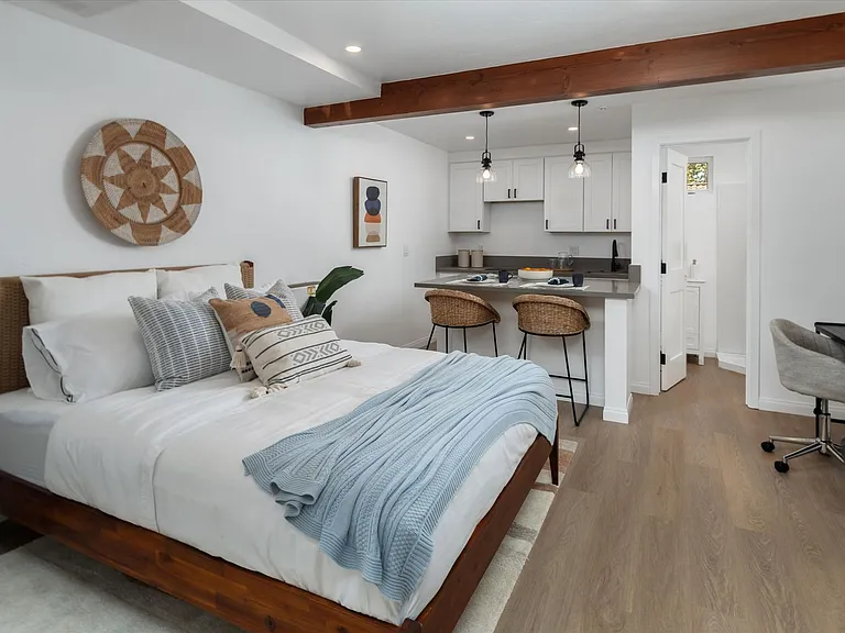 427 W Montecito St — Photo 46
