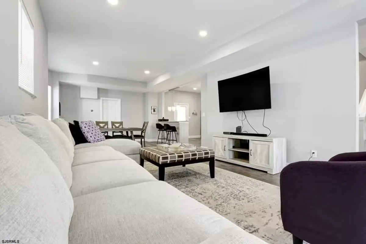 11 bed, 3956 sqft, $48,000 — Photo 3