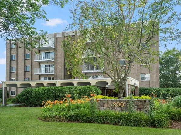 200 Hoffman Ave APT 402, Cranston, RI 02920