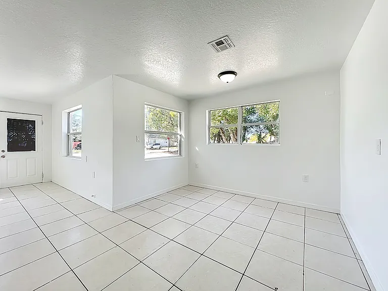 301 E Atwater Ave — Photo 9