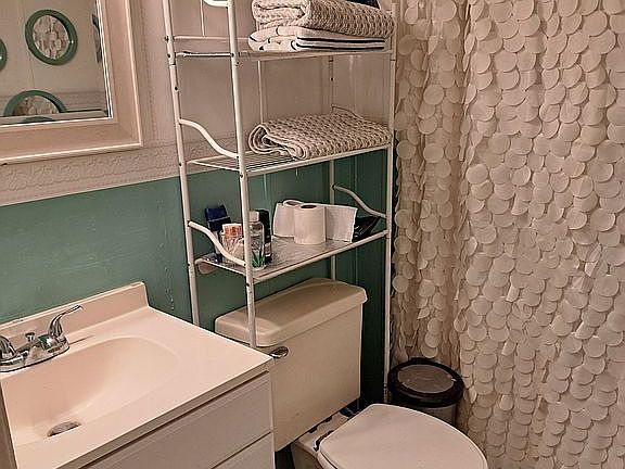 Front bathroom tub and showe