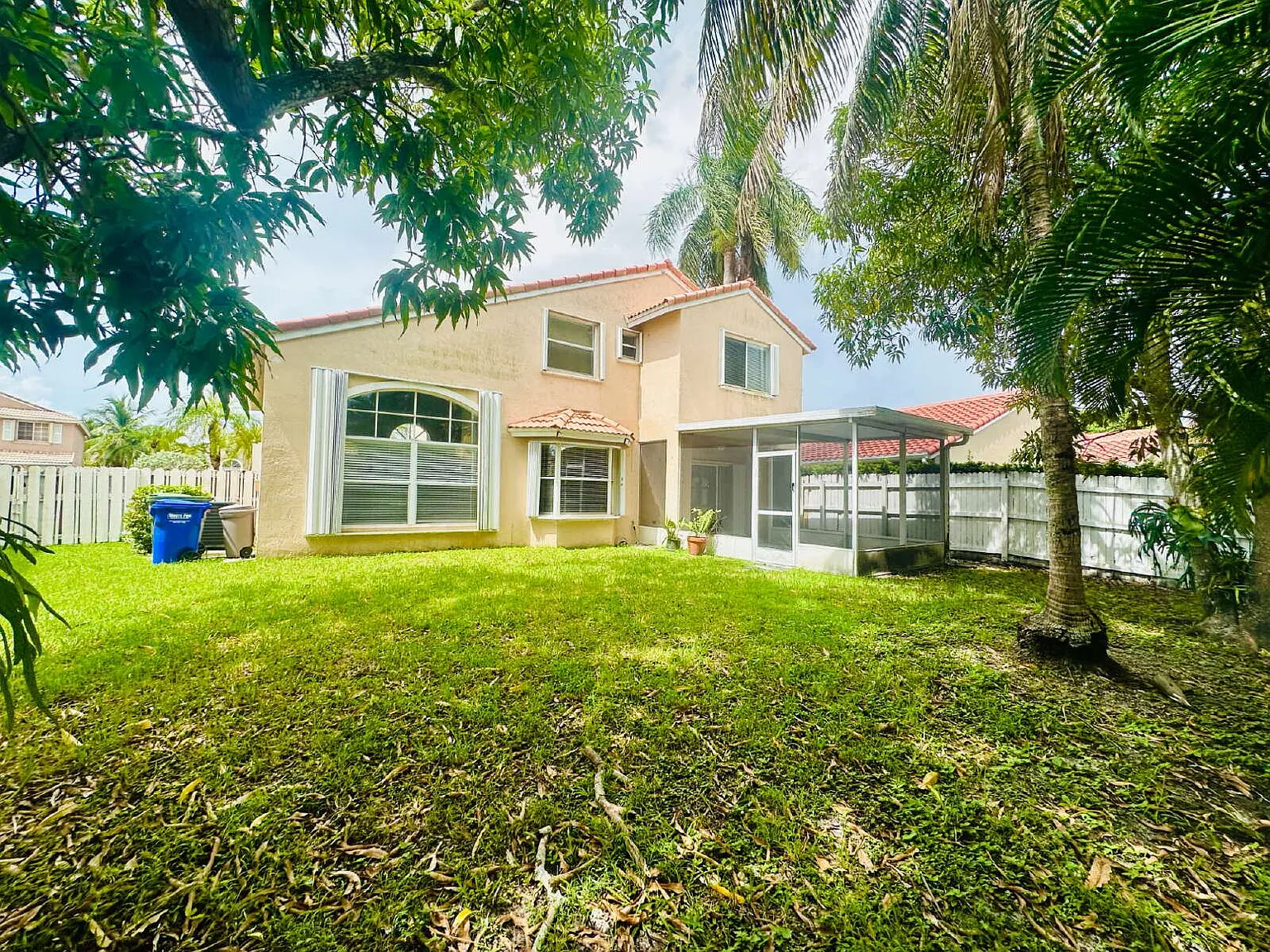 3 bed, 2.5 bath, 2071 sqft, $4,100 — Photo 1