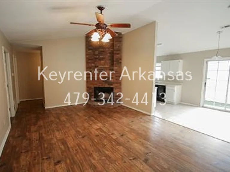 736 W Poplar St — Photo 2