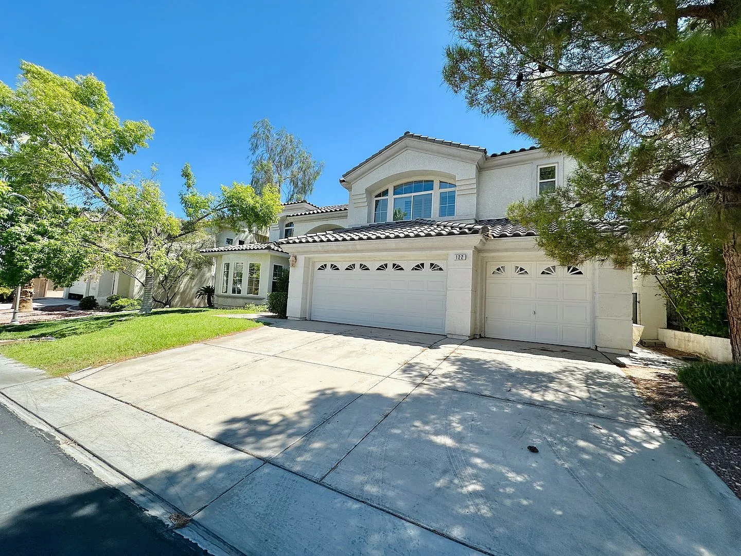 Gorgeous 2 Story Home With A Grand Entry & Golf Course View Located Inside The Community Of Rhode... — Photo 2