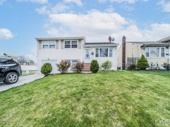 3 Oak St, Carteret, NJ 07008