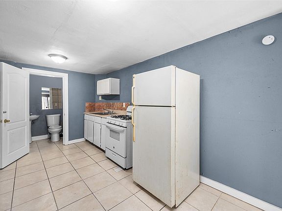4th image of 2631 Oakcliff St #1