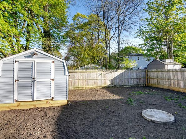 18 Cedar Road E, Mastic Beach, NY 11951