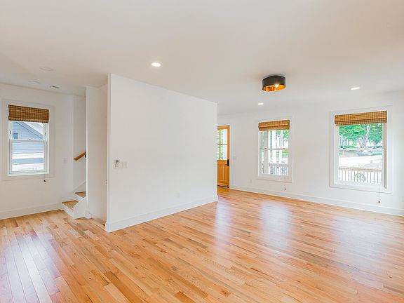 5th image of 900 Garnett Ave