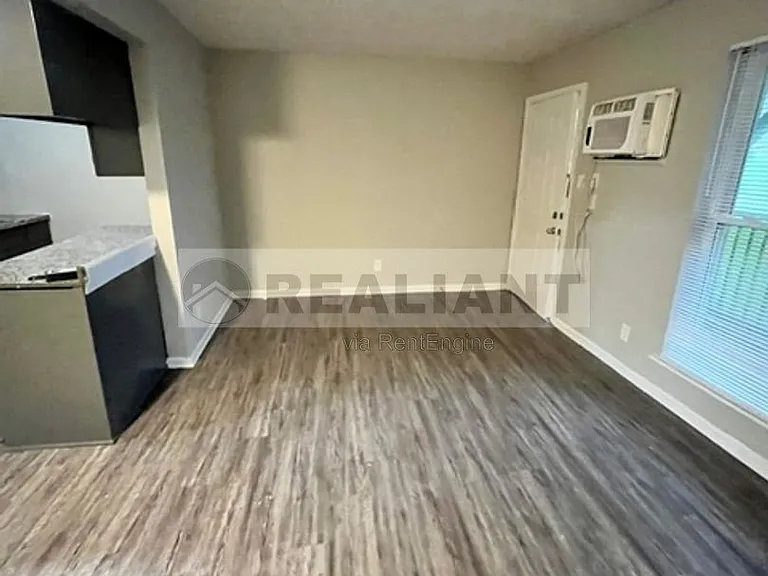 2021 Cambridge Dr #11 — Photo 4