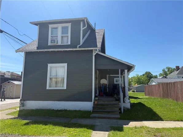 128 W 8th St, Uhrichsville, OH 44683