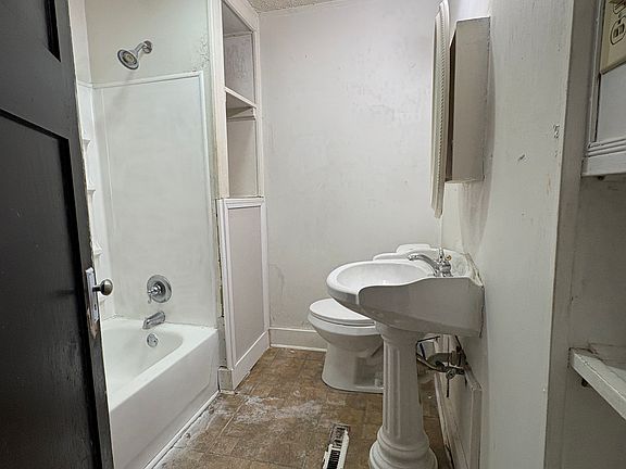 5th image of 243 Kenwood Ave