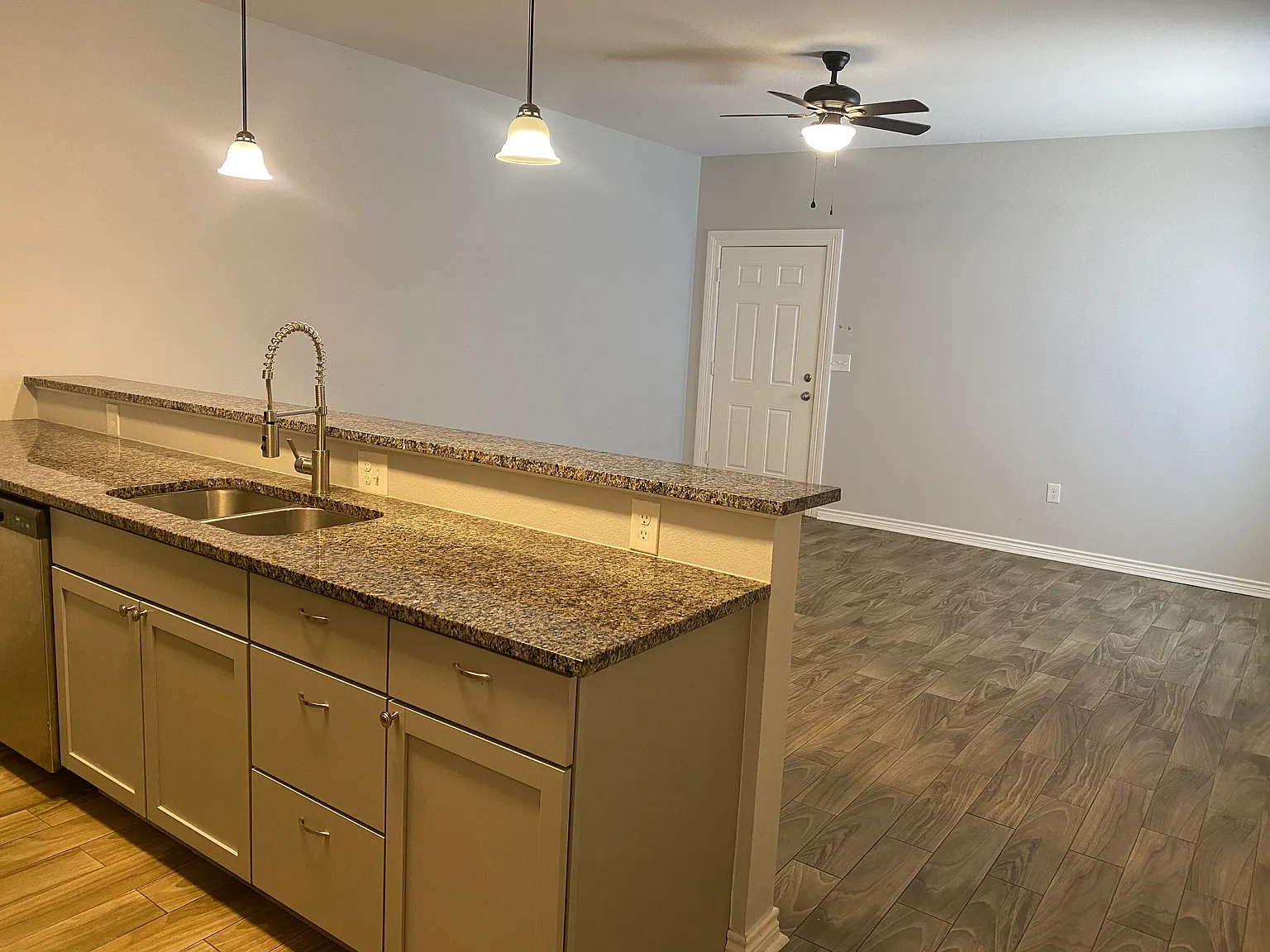 1 bed, 900 sqft, $1,050 — Photo 3