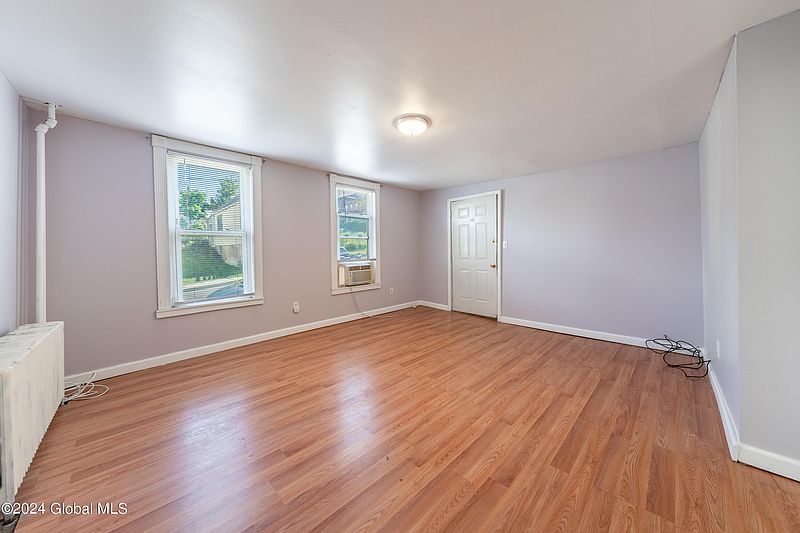 4th image of 24 Glen Street