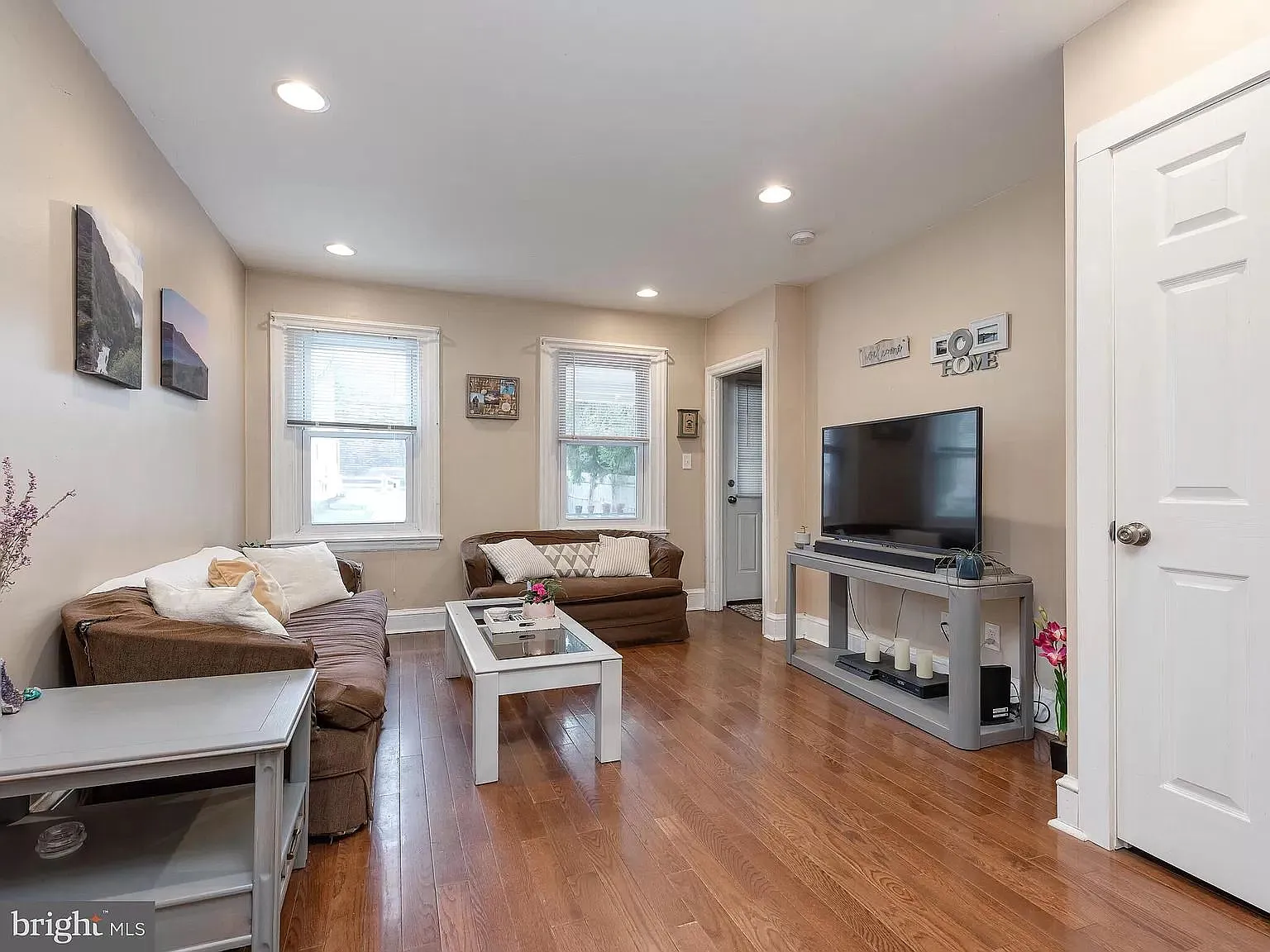 2 bed, 1.0 bath, 900 sqft, $2,000 — Photo 2