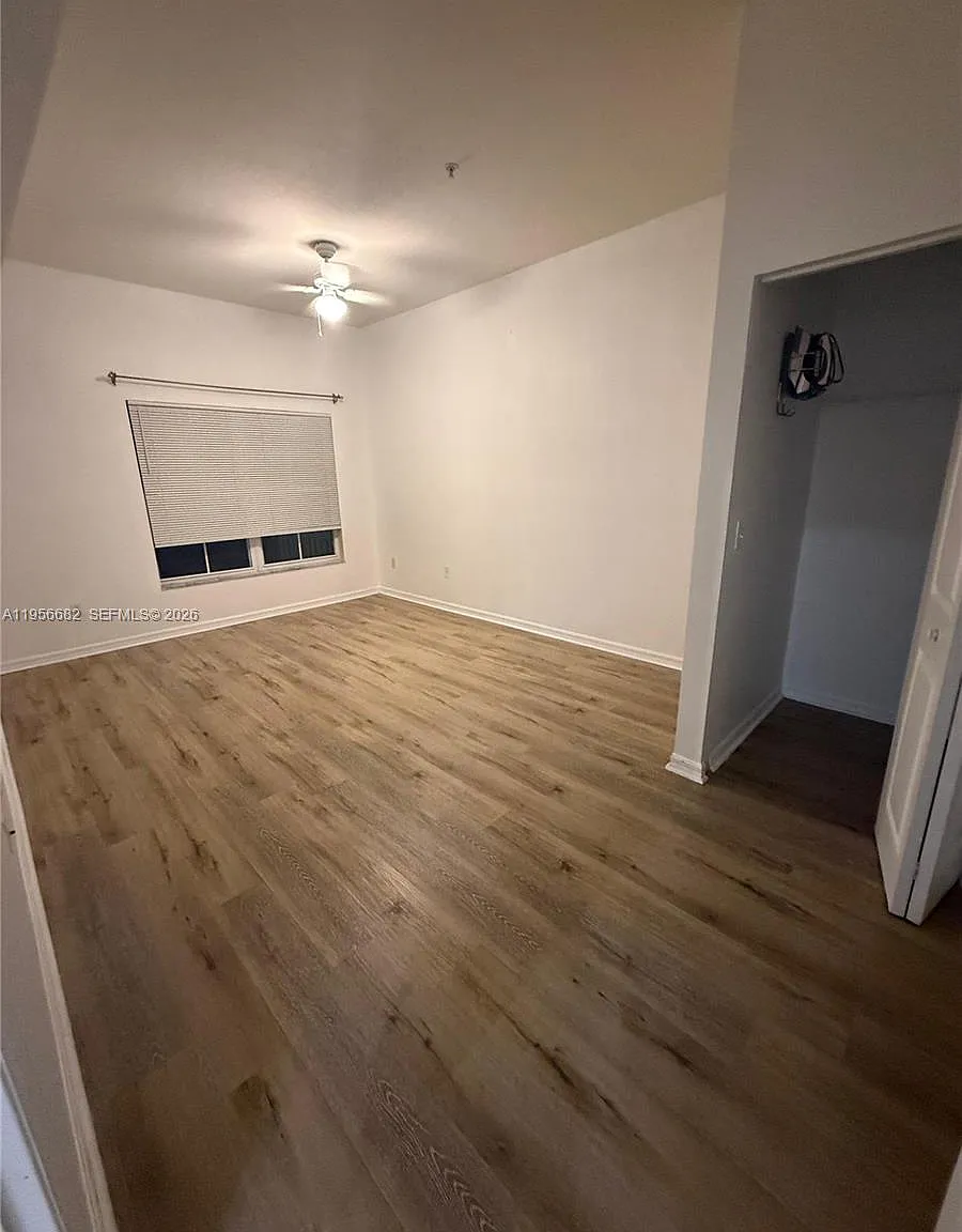 Venetian Bay Vlg Condo Ph — Photo 3
