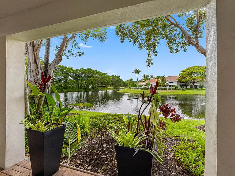 Mizner Court — Photo 16