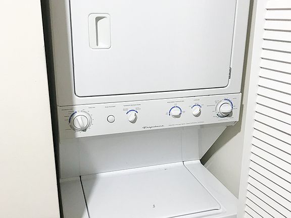 3rd image of 1937 W Armitage Ave #996456