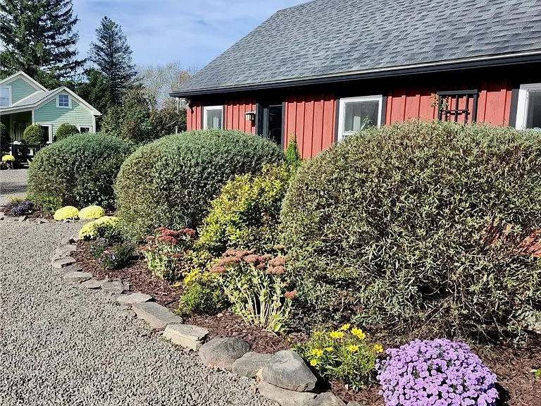 395 Rezen Rd — Photo 2