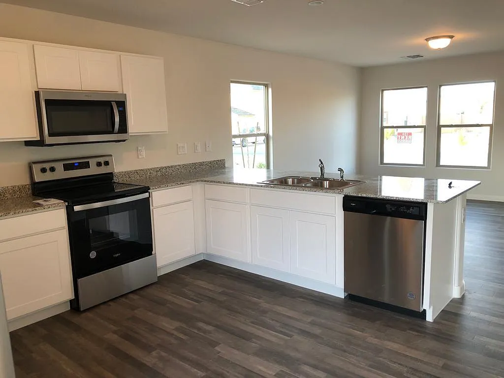 4 bed, 1811 sqft, $1,850 — Photo 4