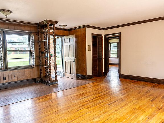 2nd image of 631 W South Street