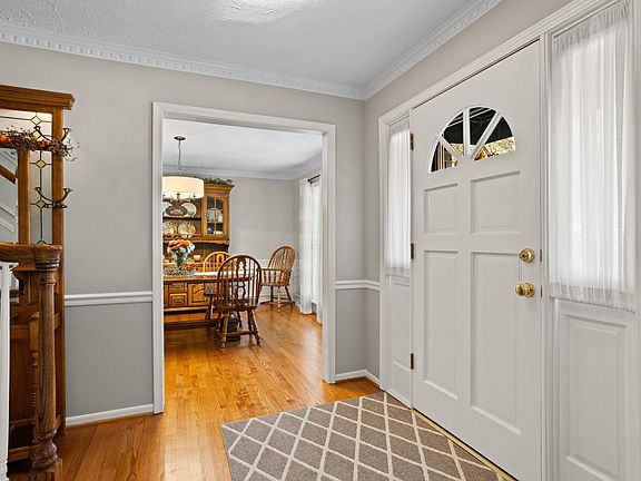 5th image of 805 E Silverleaf St