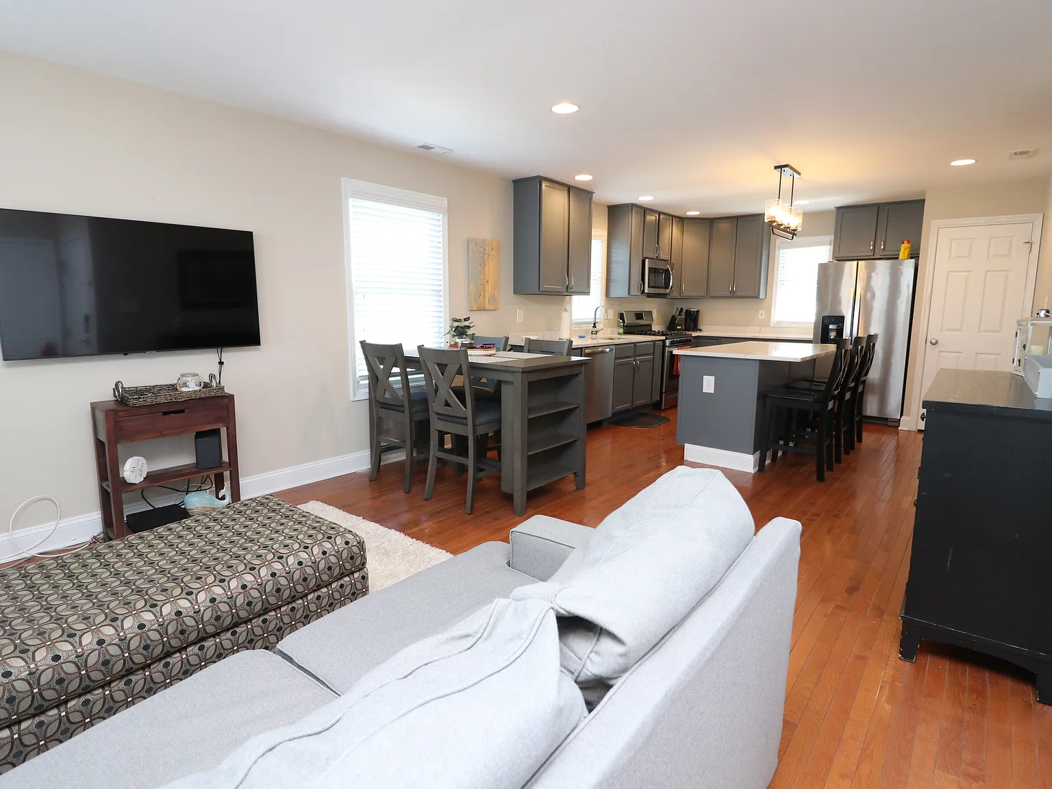 3 bed, 1176 sqft, $5,500 — Photo 4