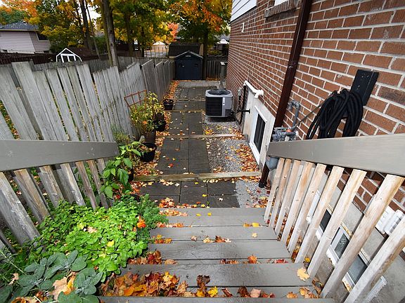 3rd image of 16 Woodgrove Ct