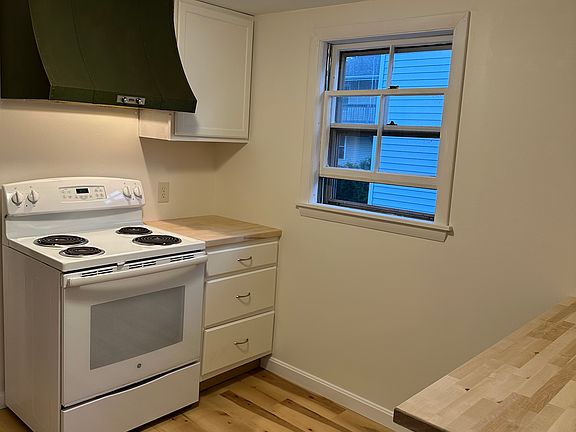 Kitchen with breakfast bar