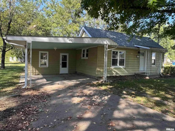 15679 Bessie St, Sesser, IL 62884