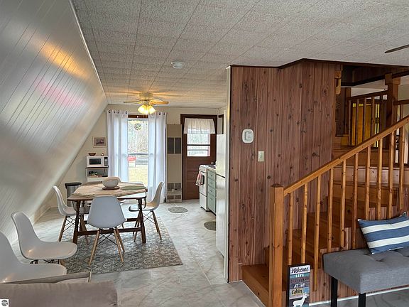 4th image of 1180 Cranberry Pike