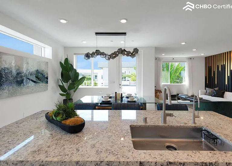 Gorgeous views and incredibly bright corner unit