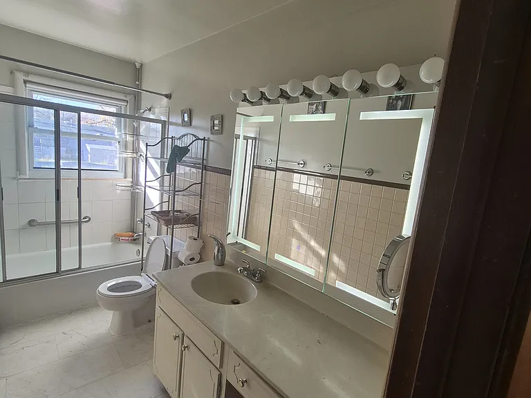 Main bathroom