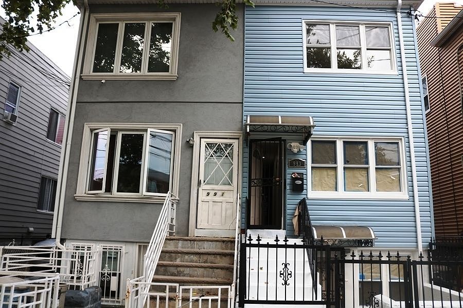 1st image of 993 E 92nd St