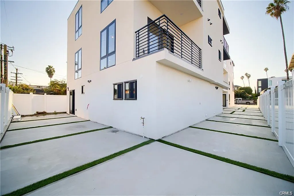 616 Mariposa Avenue - 616 1... — Photo 3