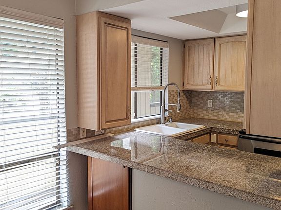 4th image of 10819 NE 37th Pl APT 107