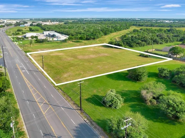 801 N John Stockbauer Dr, Victoria, TX 77901