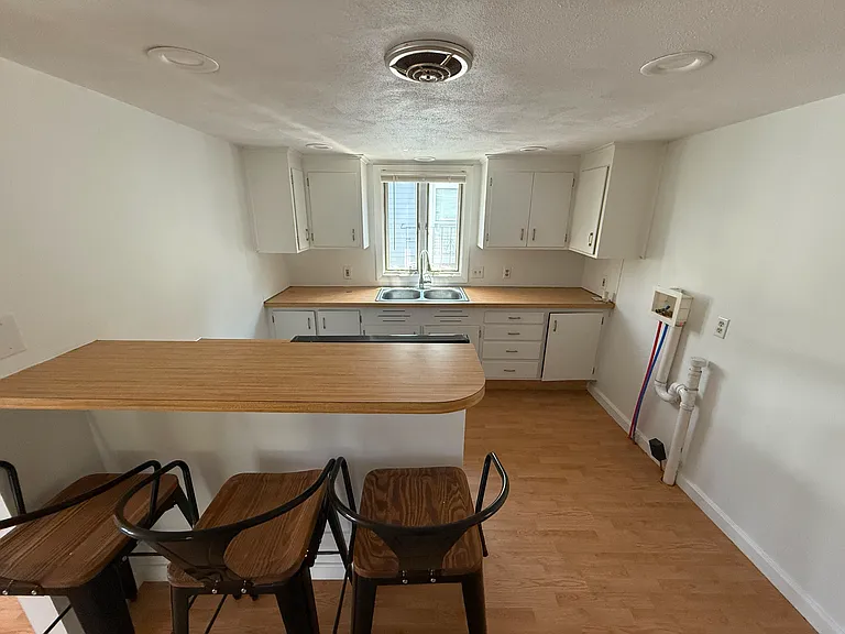 154 Mount Saint Charles Ave #2 — Photo 6