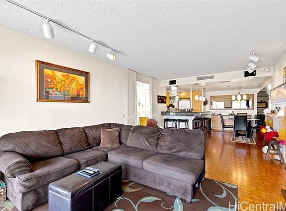 5th image of 700 Richards St APT 1001